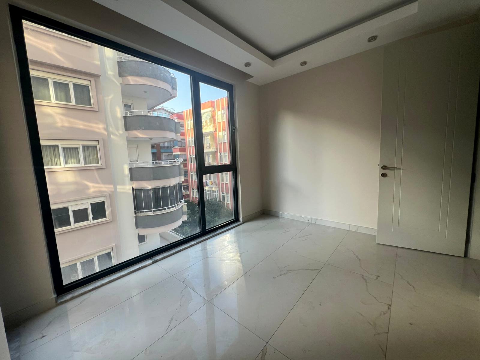 RUBIN Residence, 2+1, 110 м² — Спальня с панорамным окном