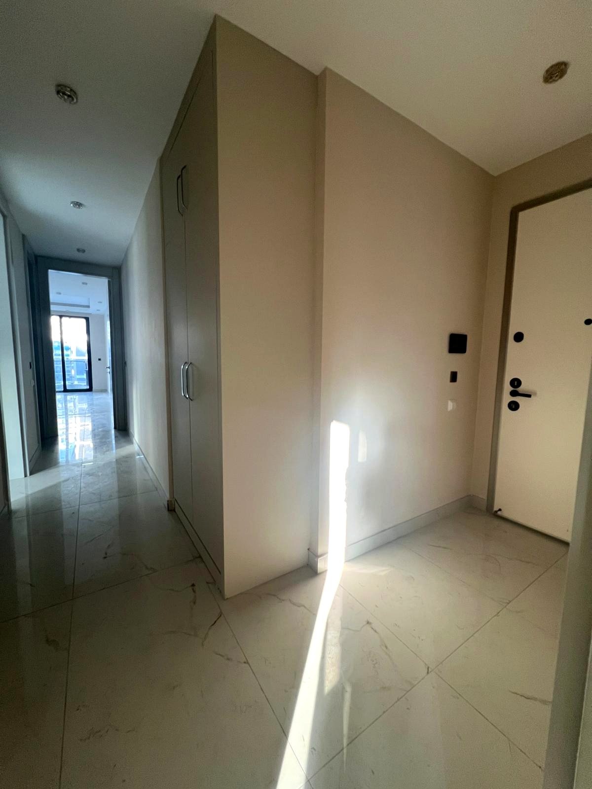RUBIN Residence, 2+1, 110 м² — Просторная прихожая со встроенным шкафом