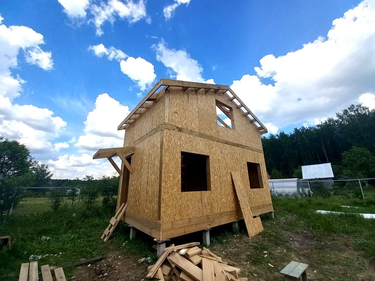 Ferienhaus nach Projekt „Kleines Ferienhaus“, SNT „Nadeschda-5“: Montage des Hausbausatzes