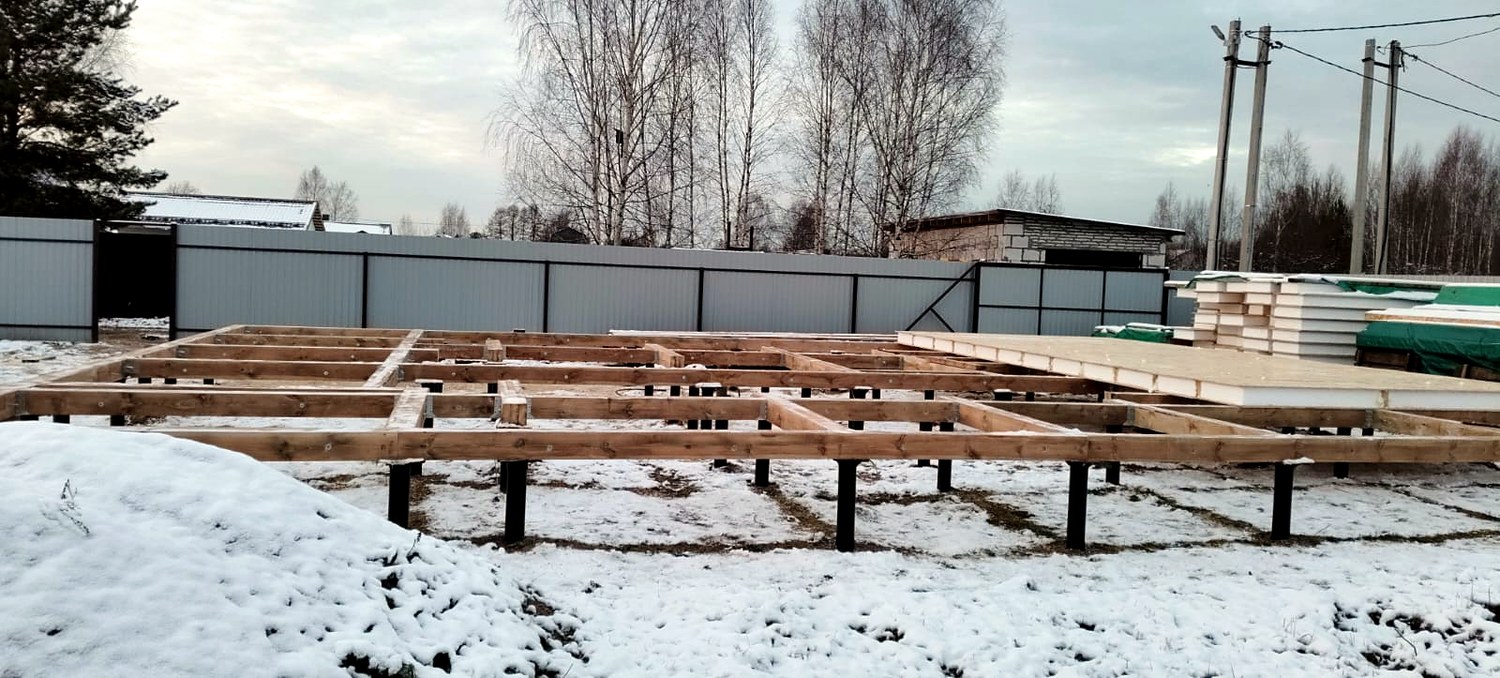 Haus nach individuellem Projekt, Gebiet Iwanowo: Fundament und Grundrahmen
