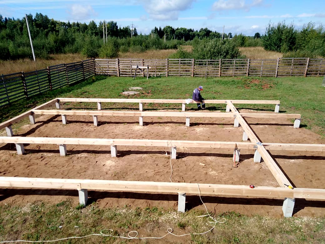 “Barnhouse 76.1” projesine göre 100 m² ev, Rodniki: temel ve alt bağlama kirişi