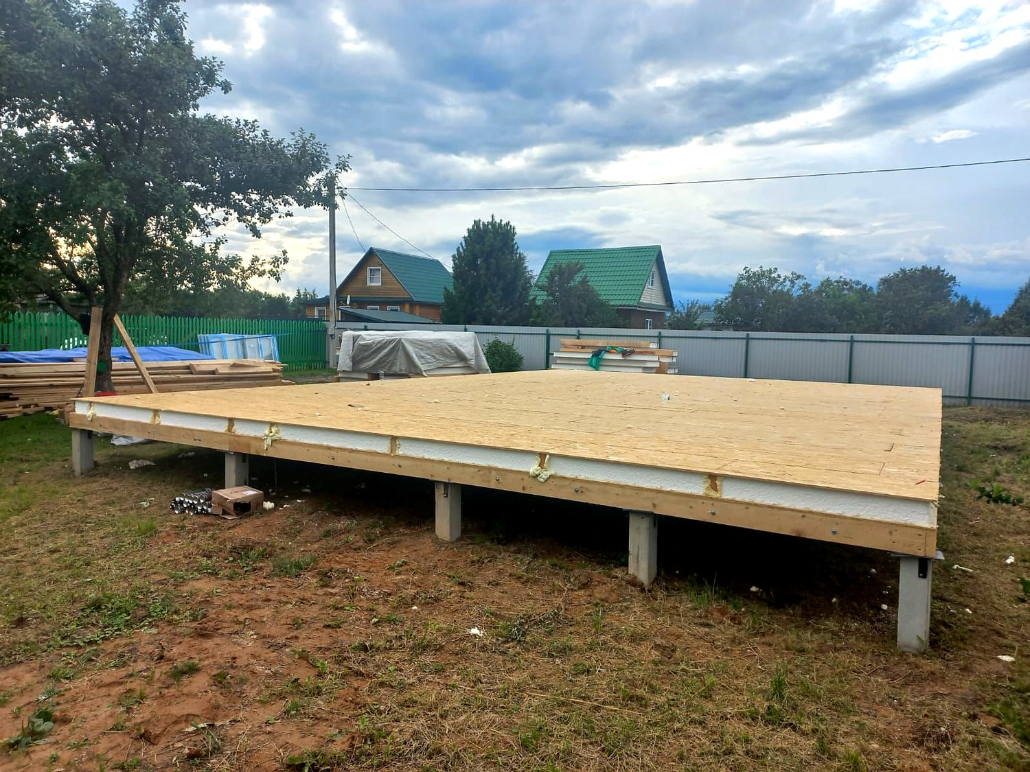 Haus 111 m², Projekt „Wiktorija“, SNT „Isanino“: Boden aus SIP-Paneelen auf Höhe 0