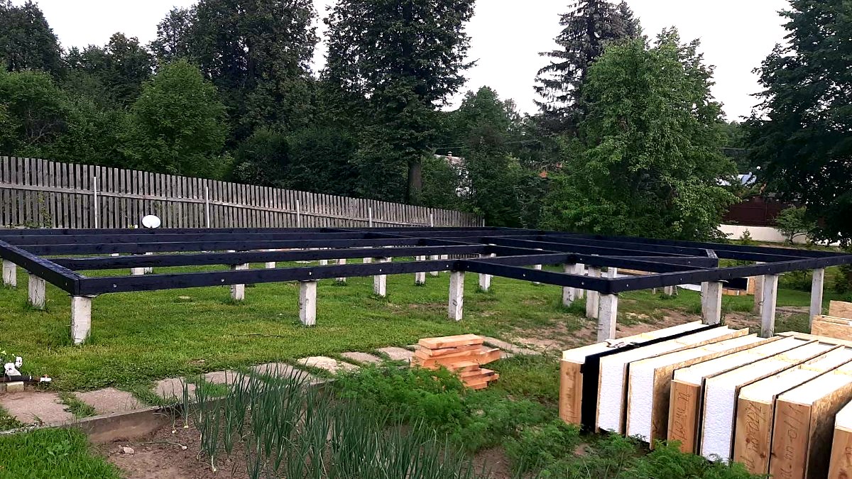 House built to a custom design, Shurintsevo village: foundation and sill strapping