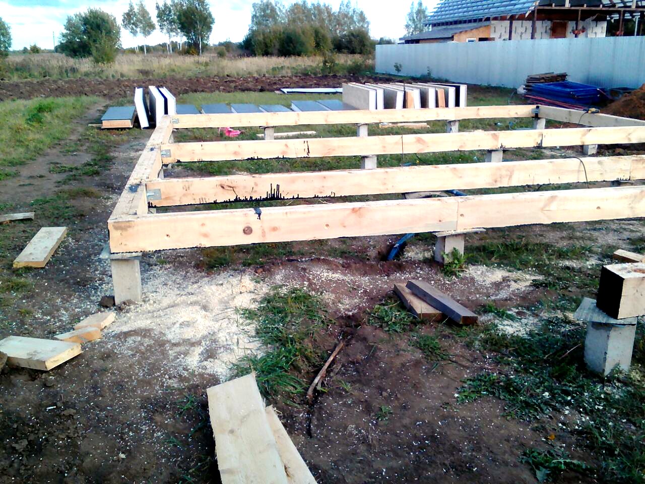 Özel projeye göre ev, Suzdal: temel ve alt bağlama kirişi
