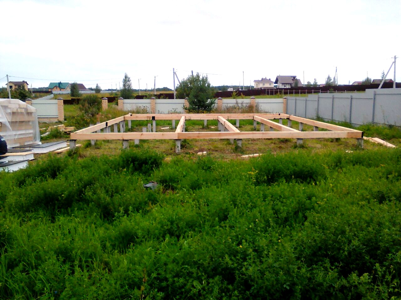 Haus nach individuellem Projekt, Siedlung Sadovyy: Fundament und Grundrahmen