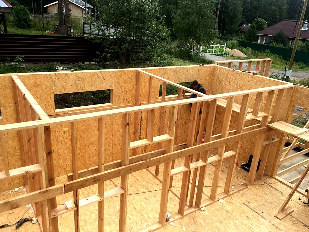 Haus nach individuellem Entwurf, Siedlung Brigadnoe: Wandmontage