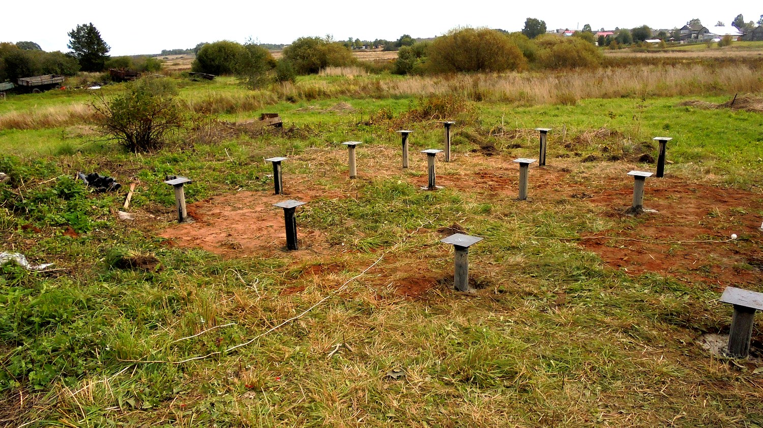 Haus nach Projekt „Alfa“, Siedlung Tonshaevo: Fundament und Grundrahmen