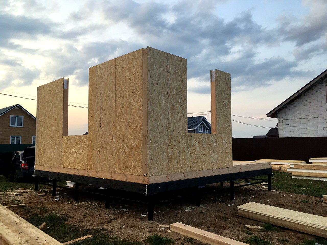Haus nach Projekt „Alfa“, Siedlung Pervyy: Wandmontage