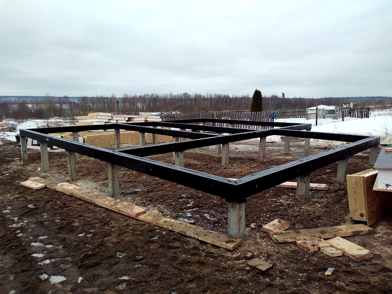 Haus nach Projekt „Dorofejewo“, Region Jaroslawl: Fundament und Grundrahmen