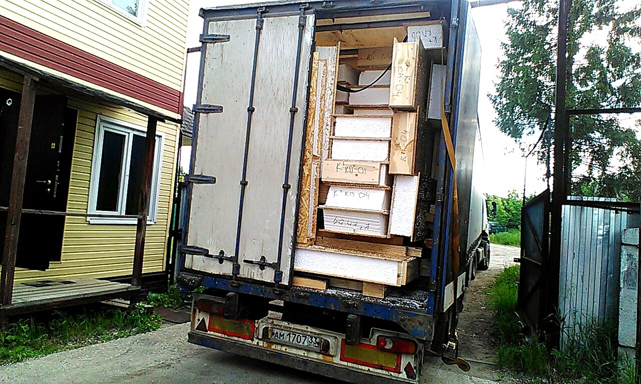 Haus nach Projekt „Jessentuki 8x8“, Siedlung Pervyy: Lieferung des Hausbausatzes