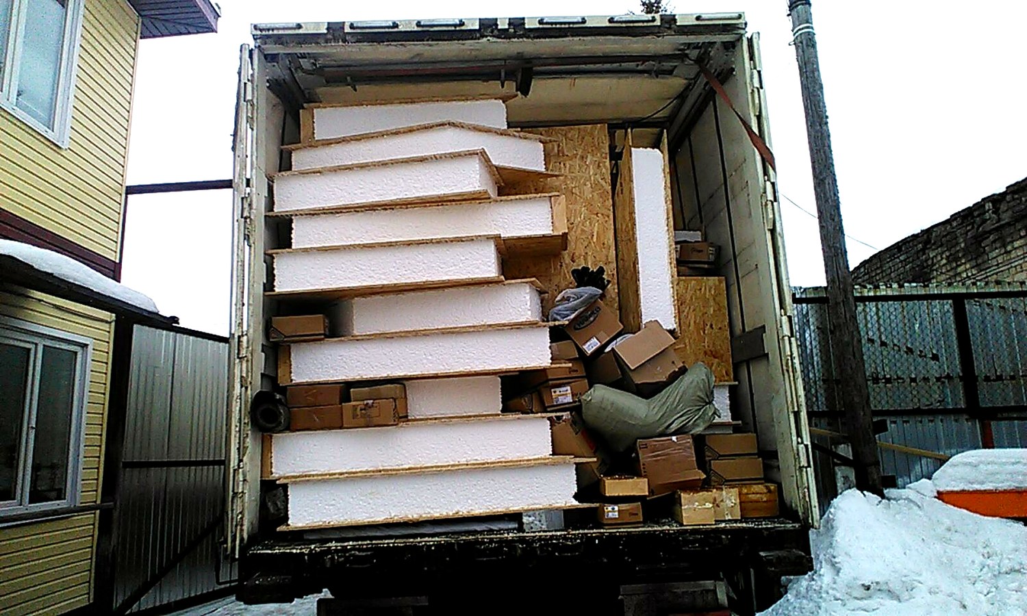 Banja, Projekt „Florida“, Dorf Balabanovo: Lieferung des Hausbausatzes
