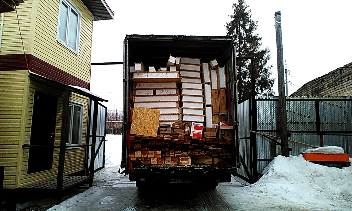 Haus nach Projekt „Slawjanskij Skit“, Rybins: Lieferung des Hausbausatzes