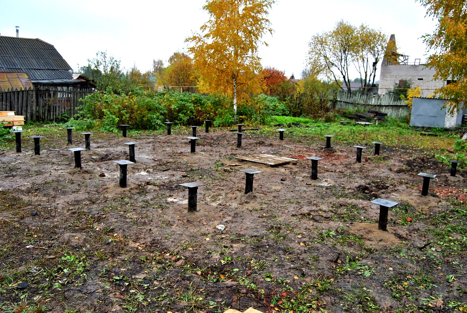 Haus nach Projekt „Solo“, Siedlung Vichuga: Fundament und Grundrahmen