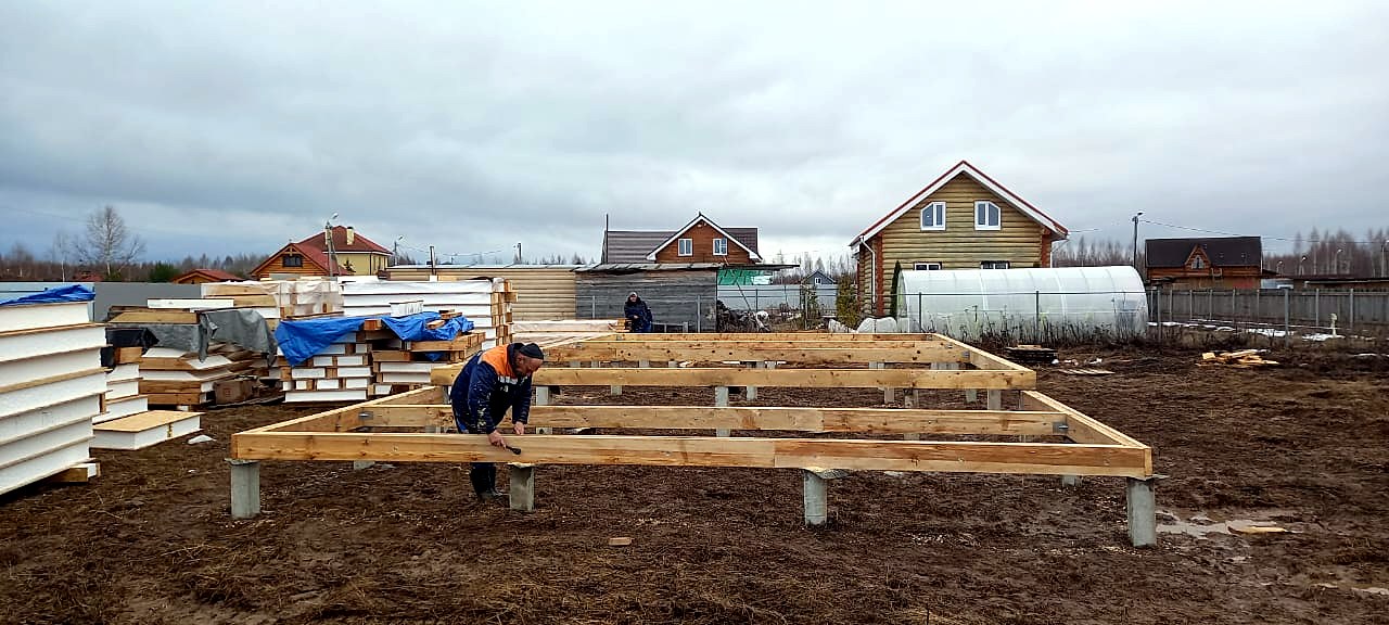 House built to a custom design, Pavlikovo village: foundation and sill strapping