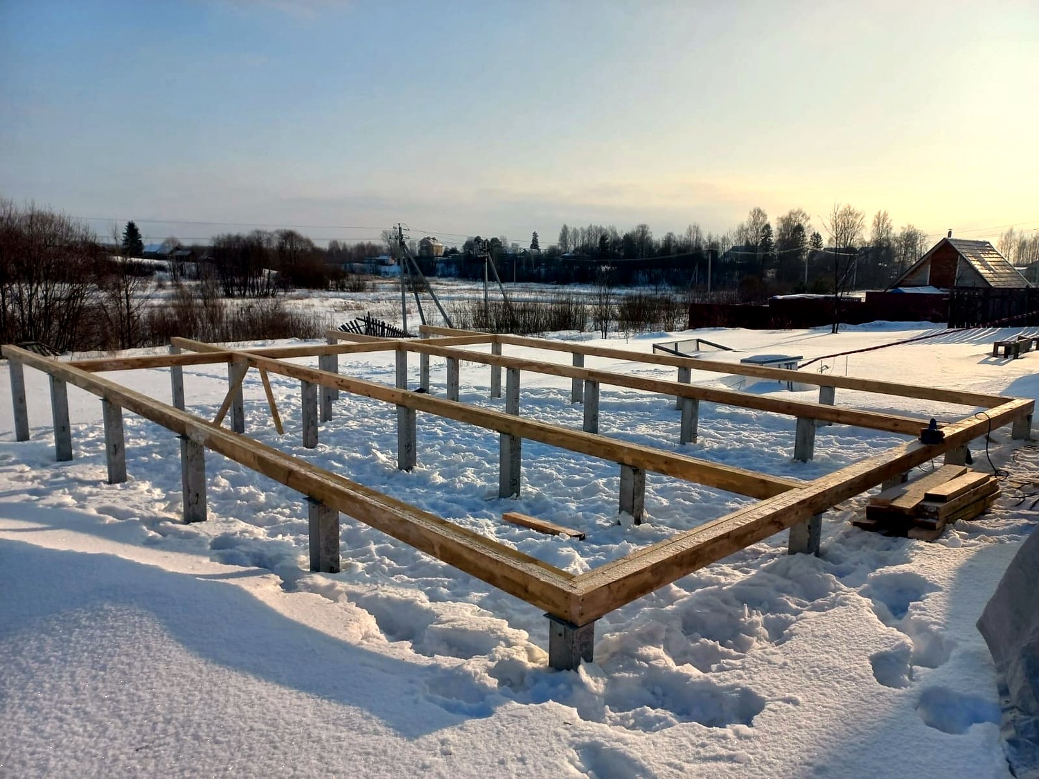 “Barnhouse 76.1” projesine göre ev, Kostroma bölgesi: temel ve alt bağlama kirişi