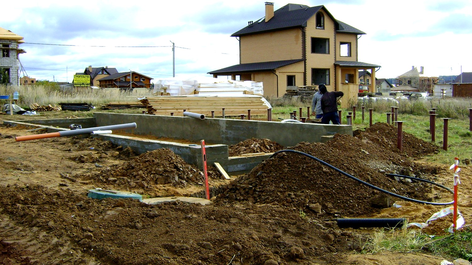 Haus nach Projekt „im Dorf“, Dorf Podolino: Fundament und Grundrahmen