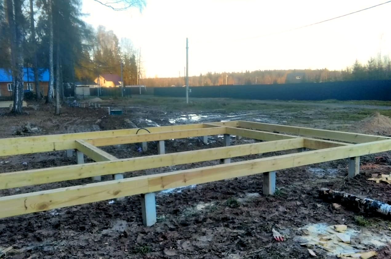 “A-Frame Altay” projesine göre ev, Moskova bölgesi: temel ve alt bağlama kirişi