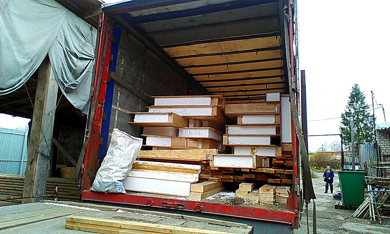 Haus nach individuellem Projekt, Siedlung Pervyy: Lieferung des Hausbausatzes