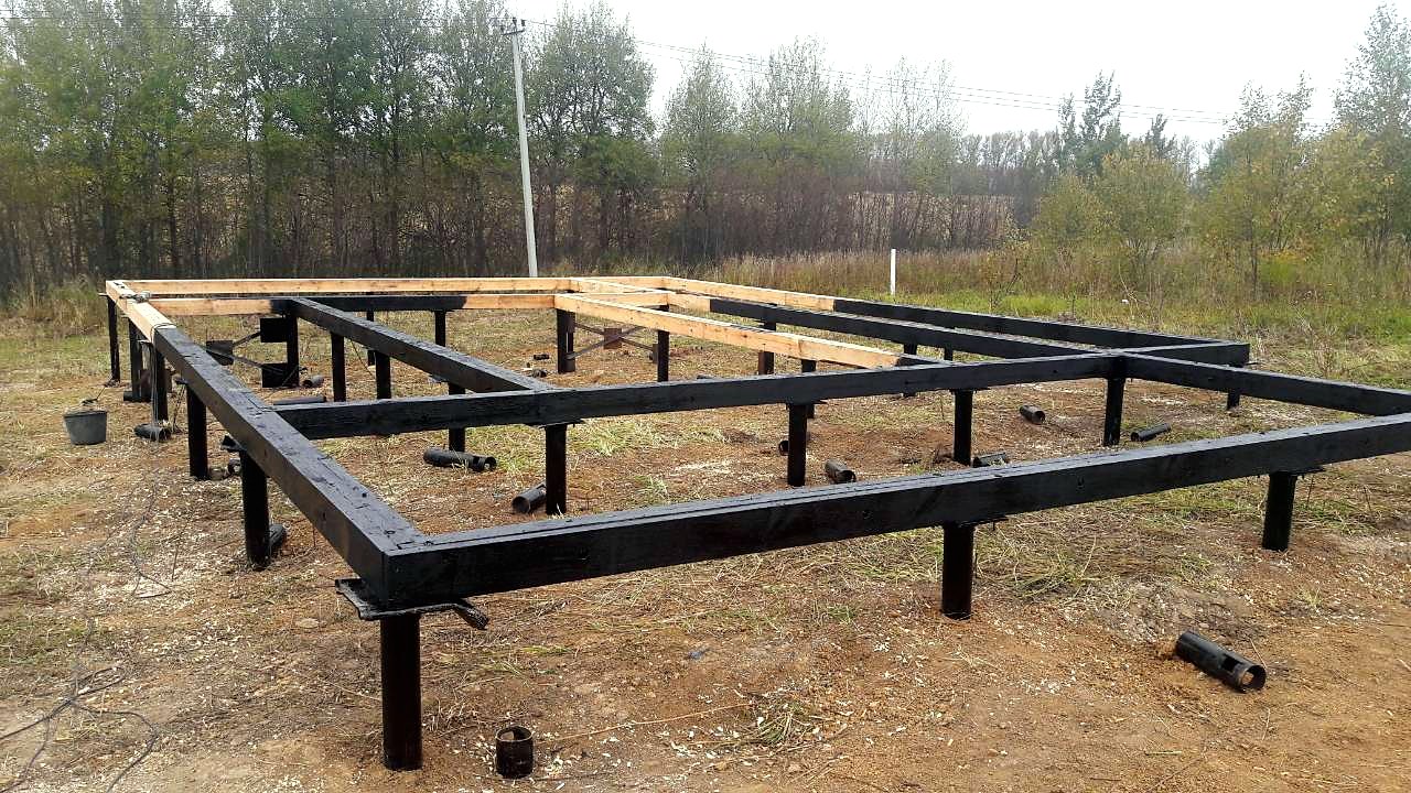 House built to a custom design, Sukhodol settlement: foundation and sill strapping