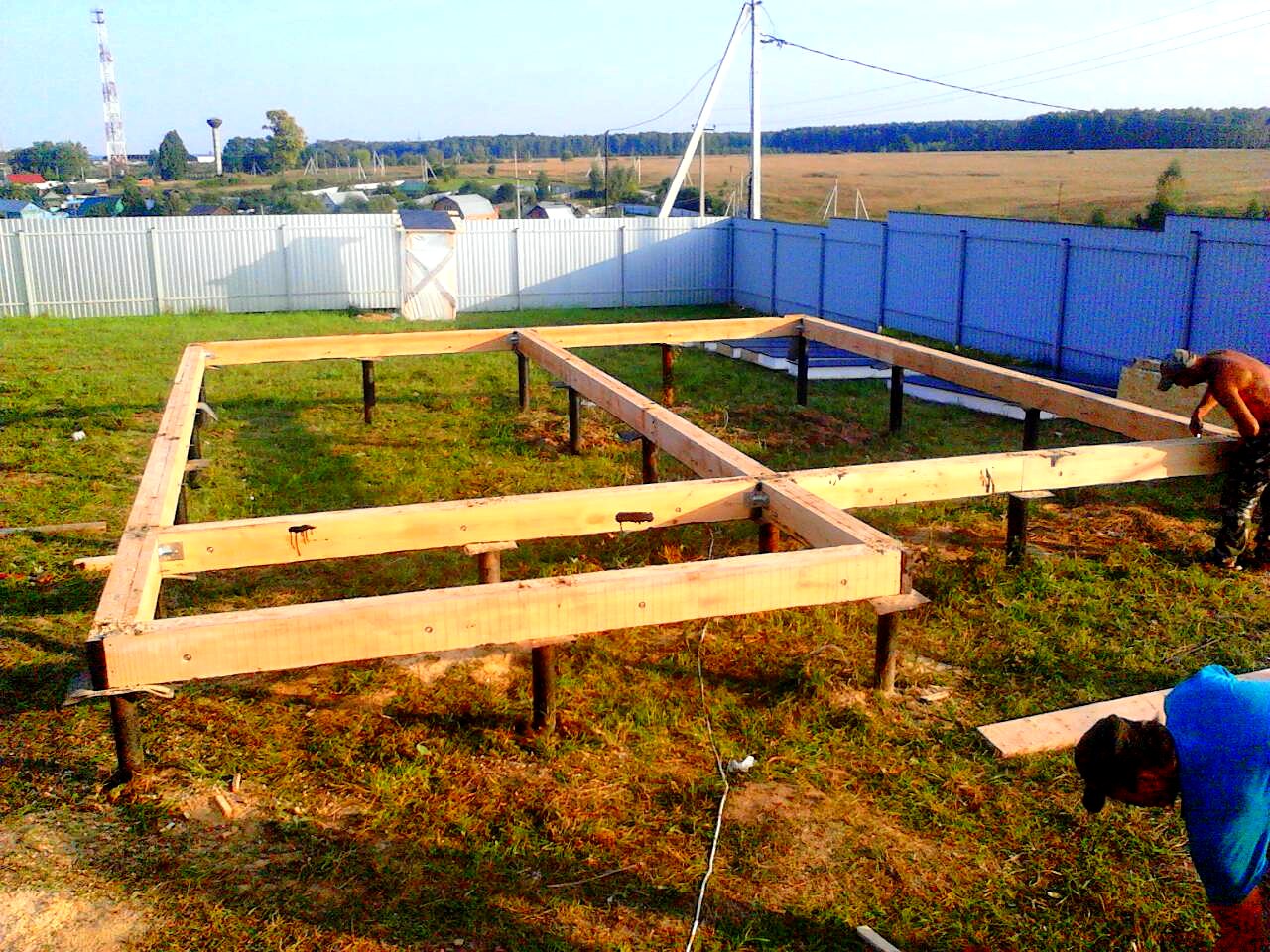 Haus nach Projekt „Amelija“, Dorf Gavshino: Fundament und Grundrahmen