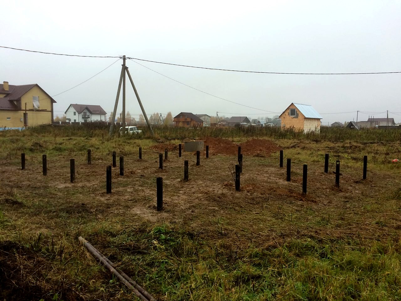 Haus nach Projekt „Stil 108“, Siedlung Yaroslavka: Fundament und Grundrahmen