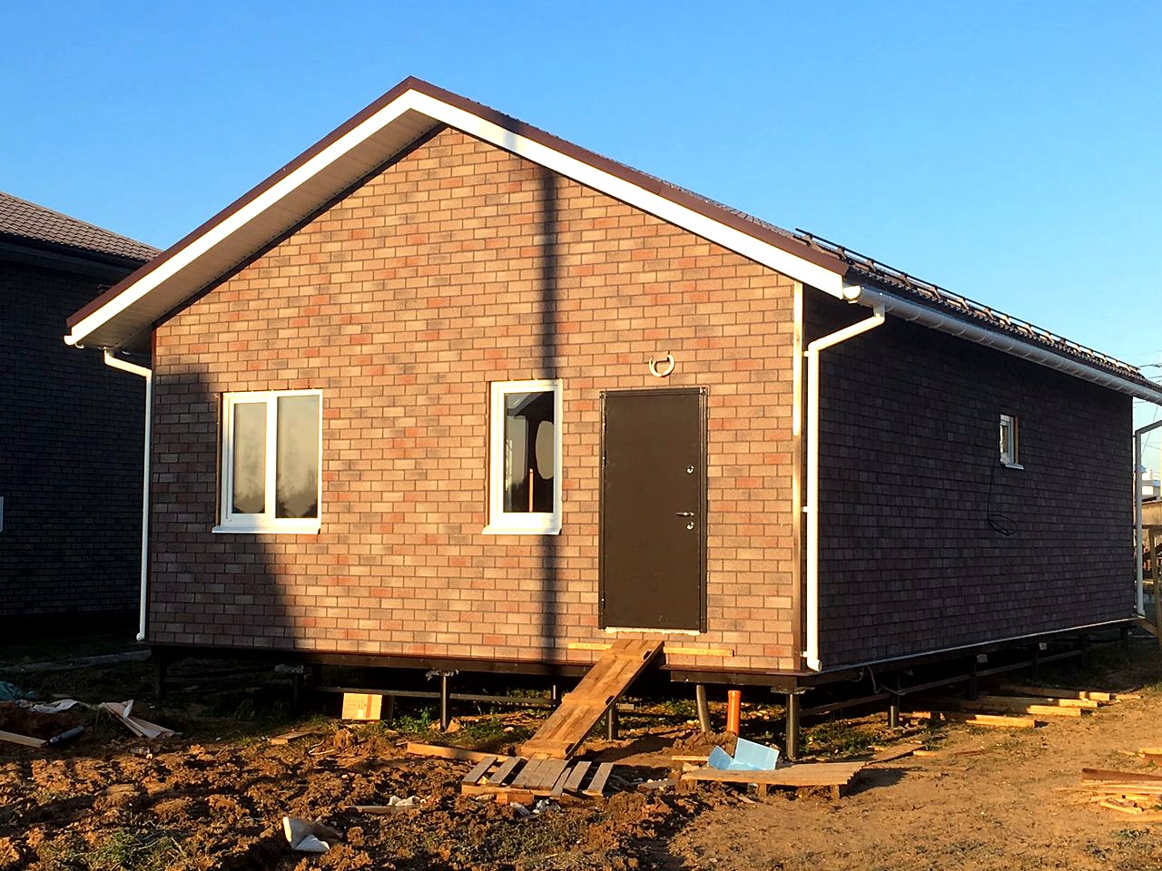 House built to a custom design, Pervyy settlement