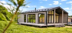 Barnhouse 76.2 — Überdachte Terrasse und Seitenfassade, Sommer