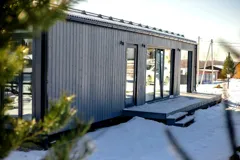 Barnhouse 76.2 — Terrasse und Eingang, Winter