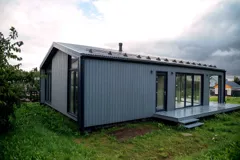 Barnhouse 76.2 — Rückwärtige Hausecke, Sommer