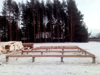 Haus nach individuellem Projekt, Region Twer: Fundament und Grundrahmen