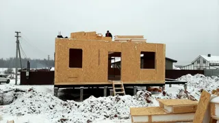 Haus nach Projekt „Jessentuki 8x8“, Dorf Kadnikovo: Wandmontage
