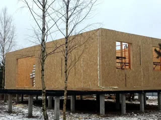 Haus nach Projekt „Korsar - D2.8“, Siedlung Gustomesovo: Wandmontage