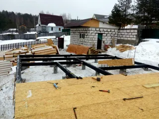 Haus nach Projekt „Utes“, Dorf Sukhanikha: Fundament und Grundrahmen