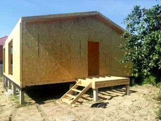 Haus nach Projekt „Barnhouse 53“, Gartengemeinschaft SNT „Urroschaj“: Terrasse und Eingangsbereich