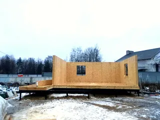 Haus nach Projekt „Amulet“, Dorf Agalatovo: Wandmontage