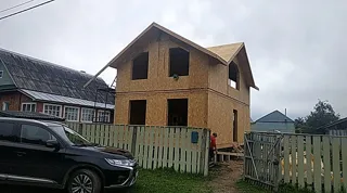 Haus nach Projekt „Dorofejewo“, Navoloki: Wandmontage