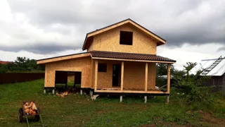 Garage nach Projekt „Saretsche“, Dorf Chirikovo: Wandmontage
