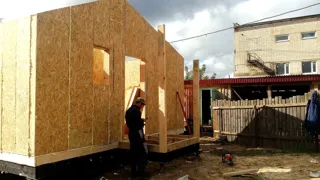 Haus nach individuellem Entwurf, Siedlung Pestyaki: Wandmontage