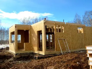 Haus nach Projekt „Sews“, Dorf Koltsovo: Wandmontage