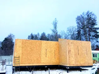 Haus nach Projekt „Amulet“, Dorf Agalatovo: Wandmontage