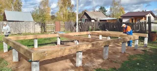 Дачный дом из SIP-панелей, Иваново: монтаж деревянного ростверка на сваях