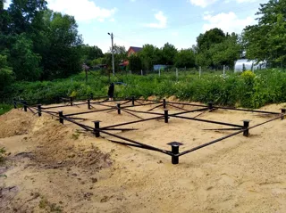 Haus nach Projekt „Barnhouse 33“, Dorf Seltso: Fundament und Grundrahmen