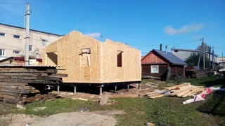 Haus nach individuellem Entwurf, Siedlung Pestyaki: Wandmontage