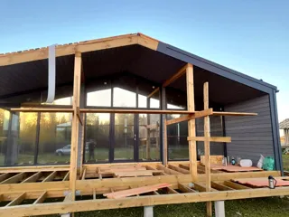 Haus nach Projekt „Barnhouse 110“, Dorf Ivantsevo: Terrasse und Eingangsbereich