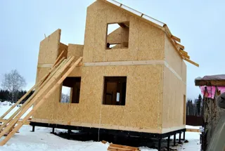 Haus nach Projekt „Radoniza“, Dorf Kadnikovo: Wandmontage