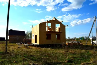 Haus nach Projekt „Fantasija“, Siedlung Plotina: Wandmontage