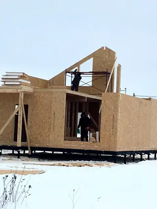 Haus nach Projekt „Akkord“, Siedlung Pervyy: Wandmontage