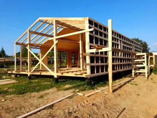 Showroom Barnhouse 76.3 in Kostroma: Dach- und Terrassenkonstruktion