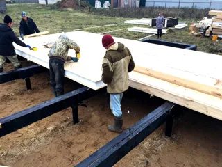 Haus nach individuellem Projekt, Siedlung Pervyy: Fundament und Grundrahmen