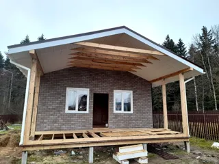 Haus nach Projekt „Finnisch 60“, Gebiet Moskau: Terrasse und Eingangsbereich